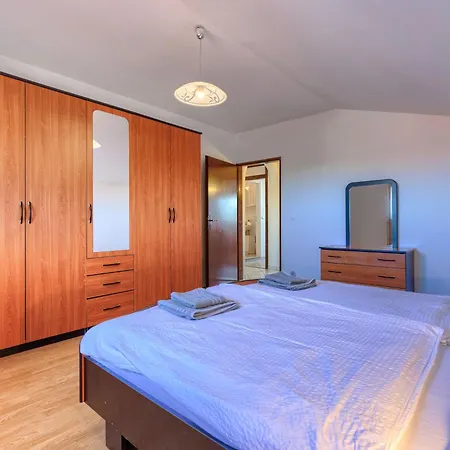 Maric - Lbn432 By Interhome *
